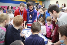 Актеры сериала 'Молодежка' и хоккеисты МХЛ пообщались с пациентами КДМЦ