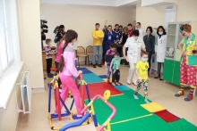 Актеры сериала 'Молодежка' и хоккеисты МХЛ пообщались с пациентами КДМЦ