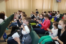 Актеры сериала 'Молодежка' и хоккеисты МХЛ пообщались с пациентами КДМЦ