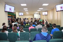 Актеры сериала 'Молодежка' и хоккеисты МХЛ пообщались с пациентами КДМЦ