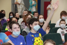 Актеры сериала 'Молодежка' и хоккеисты МХЛ пообщались с пациентами КДМЦ