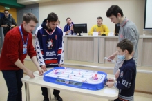 Актеры сериала 'Молодежка' и хоккеисты МХЛ пообщались с пациентами КДМЦ