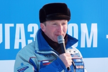 На ледяной трассе соревнуются молодые гонщики и пилоты команды КАМАЗ-мастер