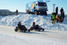 На ледяной трассе соревнуются молодые гонщики и пилоты команды КАМАЗ-мастер