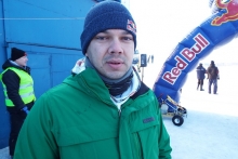 На ледяной трассе соревнуются молодые гонщики и пилоты команды КАМАЗ-мастер