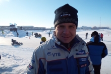 На ледяной трассе соревнуются молодые гонщики и пилоты команды КАМАЗ-мастер