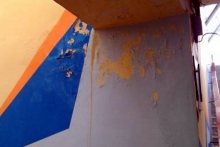 Через полгода после ремонта стала осыпаться краска в подземном переходе на Казанском проспекте