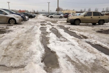 Автостоянка превратилась в болото