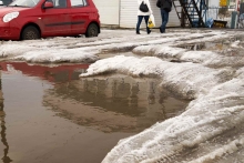 Автостоянка превратилась в болото