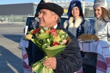 Что за модели появляются рядом с Рустамом Миннихановым?