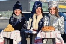 Что за модели появляются рядом с Рустамом Миннихановым?