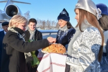 Что за модели появляются рядом с Рустамом Миннихановым?