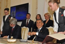 Что за модели появляются рядом с Рустамом Миннихановым?