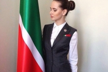 Что за модели появляются рядом с Рустамом Миннихановым?