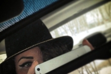 Анна Рачкова учится создавать дамские шляпки 