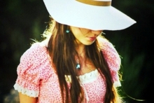 Анна Рачкова учится создавать дамские шляпки 