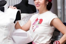 Анна Рачкова учится создавать дамские шляпки 