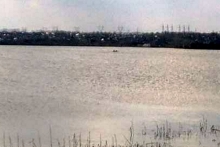 На озере за Автостанцией перевернулась резиновая лодка с пьяным рыбаком