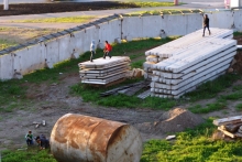 Опасная зона: Дети и прохожие могут покалечиться в 13-м комплексе