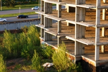 Опасная зона: Дети и прохожие могут покалечиться в 13-м комплексе