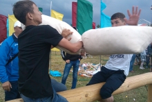 Сабантуй-2016: недолгий холодный дождь не помешал челнинцам участвовать в народных играх