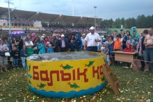 Сабантуй-2016: недолгий холодный дождь не помешал челнинцам участвовать в народных играх