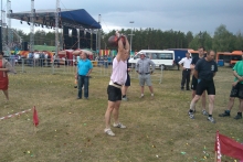 Пловец Ильназ Мингазин попробовал на Сабантуе забраться на столб