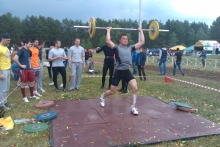 Пловец Ильназ Мингазин попробовал на Сабантуе забраться на столб