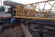 В Казани на стройке рухнул подъемный кран (фоторепортаж)