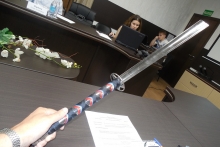 Сергей Жигуновский 'вооружает' челнинцев обувным мечом