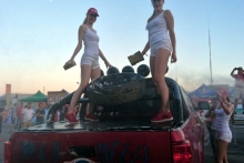 Участников ралли 'Шелковый путь' развлекают девушки, которые моют машины