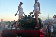 Участников ралли 'Шелковый путь' развлекают девушки, которые моют машины