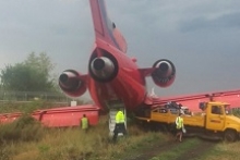 В Уфе самолет из Сочи с 34 детьми при посадке выкатился за пределы полосы на 400 метров