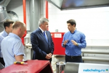 Наиль Магдеев съездил посмотреть на завод хоккейных клюшек Даниса Зарипова