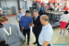 Наиль Магдеев съездил посмотреть на завод хоккейных клюшек Даниса Зарипова