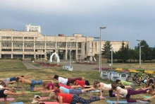 Челнинцы вышли на площадь Азатлык в 6.30 утра заниматься пилатесом