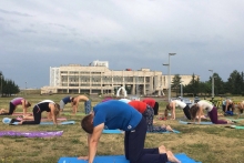 Челнинцы вышли на площадь Азатлык в 6.30 утра заниматься пилатесом