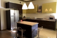 Айрат Мардеев никуда не уезжает. Но загородный коттедж продает