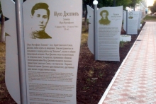 Скульптуру в литературном дворике в пос.ГЭС украсила цитата Максима Горького