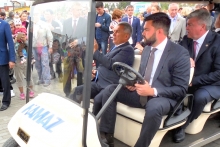 Рустам Минниханов отпечатал гравюру с видом Челнов и прокатился по набережной на электрокаре