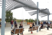 Рустам Минниханов отпечатал гравюру с видом Челнов и прокатился по набережной на электрокаре