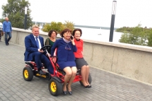 Рустам Минниханов отпечатал гравюру с видом Челнов и прокатился по набережной на электрокаре