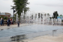 Рустам Минниханов отпечатал гравюру с видом Челнов и прокатился по набережной на электрокаре