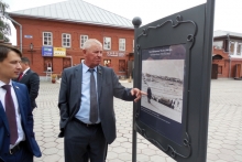 Рустам Минниханов отпечатал гравюру с видом Челнов и прокатился по набережной на электрокаре