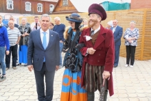 Рустам Минниханов отпечатал гравюру с видом Челнов и прокатился по набережной на электрокаре