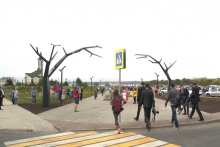 Рустам Минниханов отпечатал гравюру с видом Челнов и прокатился по набережной на электрокаре