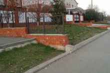 'Владельцы коттеджей перекрыли тротуар в Замелекесье своими заборами' 