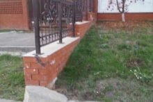 'Владельцы коттеджей перекрыли тротуар в Замелекесье своими заборами' 