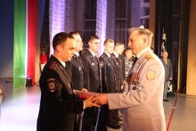 «КАМАЗ» вручил челнинским полицейским на их праздник подарок - сертификат на 15 компьютеров