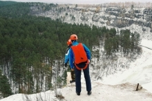 Челнинские роупджамперы, спрыгнув с 46-метровой трубы, отправились на 90-метровую скалу